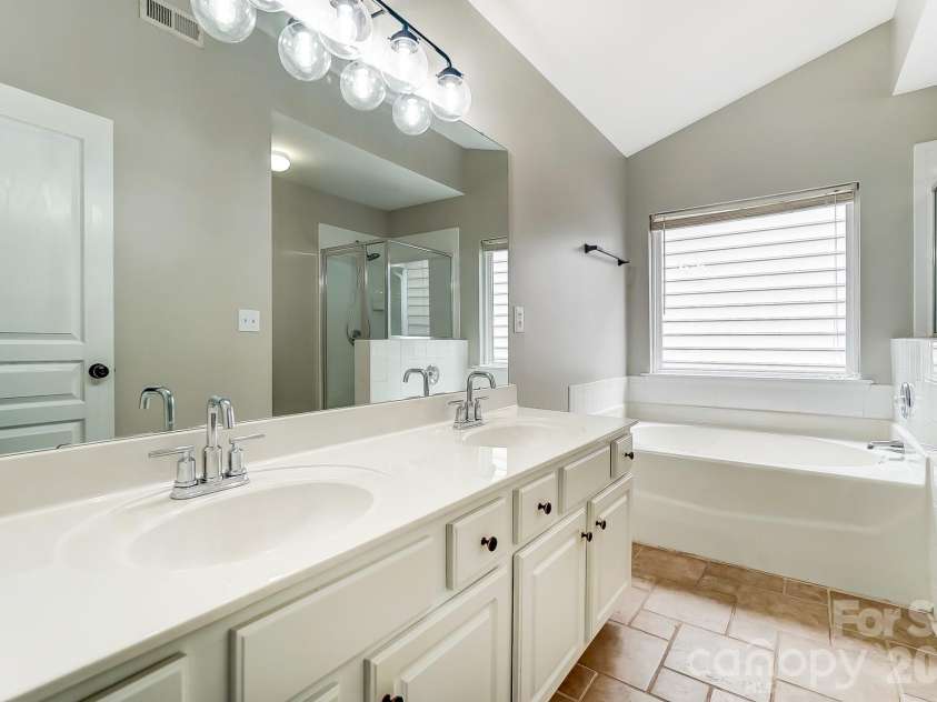 4914 Sunset Ridge Court, Charlotte, NC 28269.  MLS# CAR4378055, YatesRealty ID 25303. 
