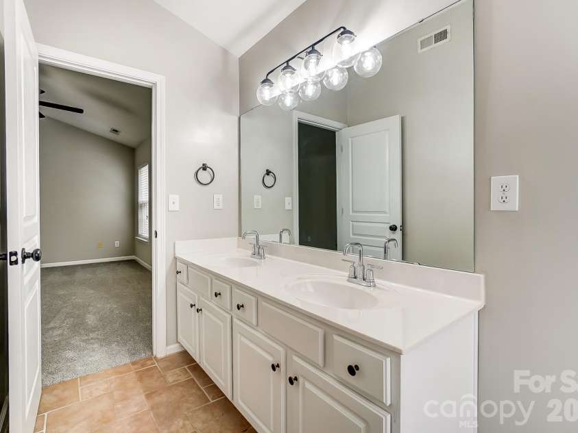 4914 Sunset Ridge Court, Charlotte, NC 28269.  MLS# CAR4378055, YatesRealty ID 25303. 