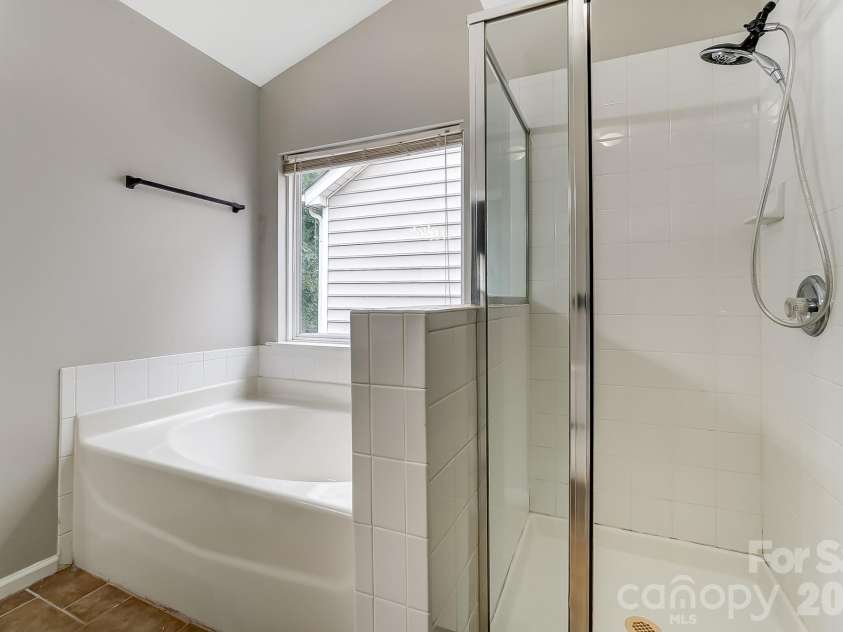 4914 Sunset Ridge Court, Charlotte, NC 28269.  MLS# CAR4378055, YatesRealty ID 25303. 