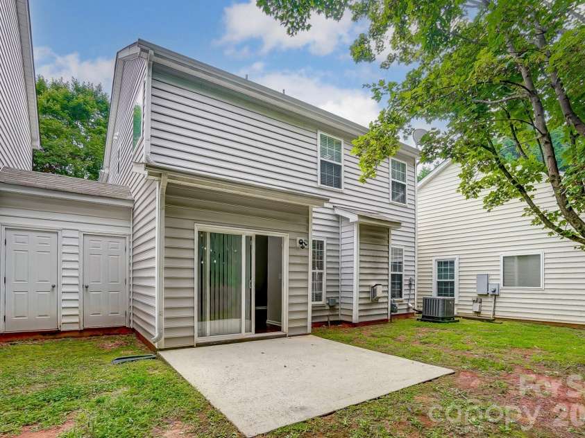 4914 Sunset Ridge Court, Charlotte, NC 28269.  MLS# CAR4378055, YatesRealty ID 25303. 