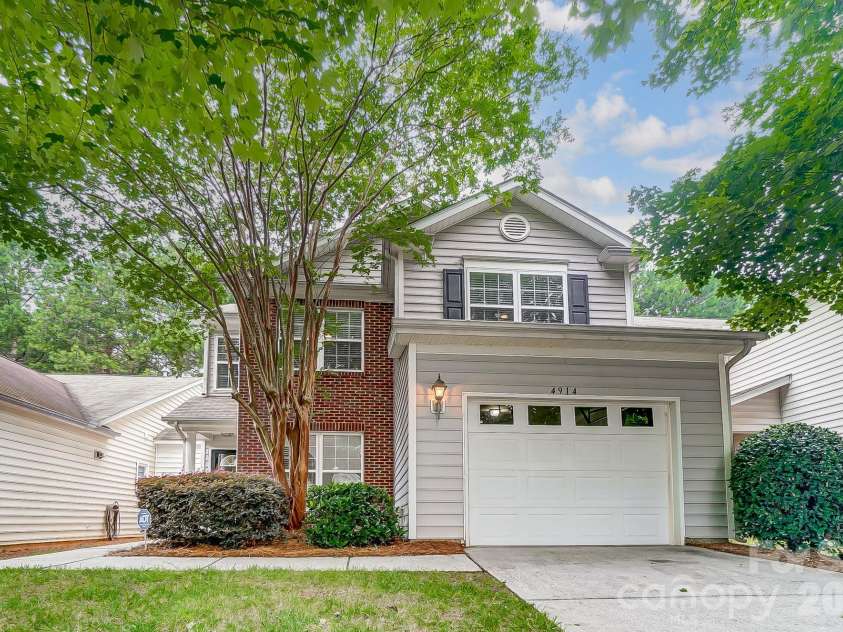4914 Sunset Ridge Court, Charlotte, NC 28269.  MLS# CAR4378055, YatesRealty ID 25303. 