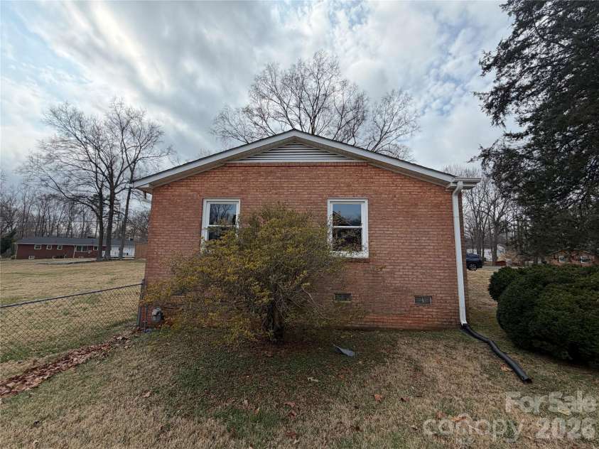 8315 Westbourne Drive, Charlotte, NC 28216.  MLS# CAR4372262, YatesRealty ID 25304. 