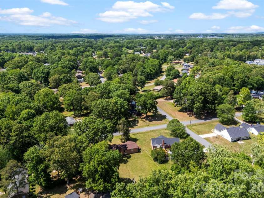 8315 Westbourne Drive, Charlotte, NC 28216.  MLS# CAR4372262, YatesRealty ID 25304. 8315 Westbourne Drive