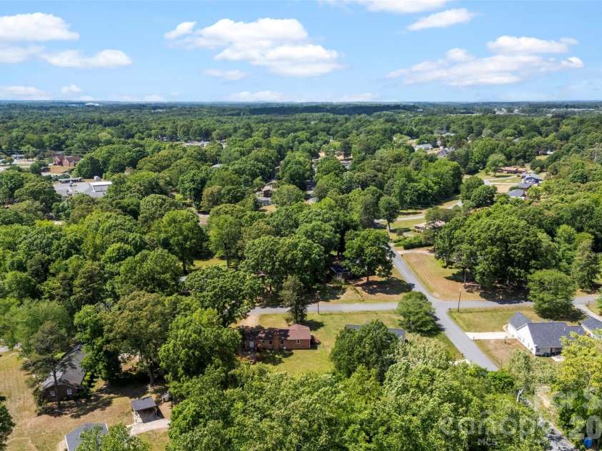 8315 Westbourne Drive, Charlotte, NC 28216.  MLS# CAR4372262, YatesRealty ID 25304. 8315 Westbourne Drive
