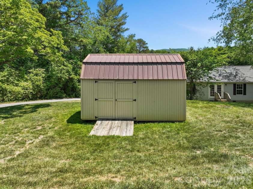 40 New Elijah Way, Fletcher, NC 28732.  MLS# CAR4384158, YatesRealty ID 25305. 