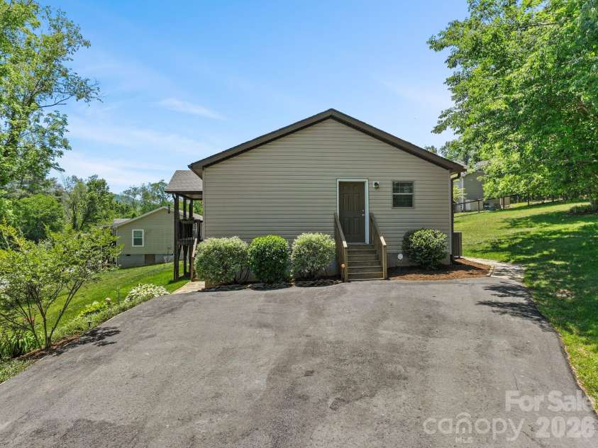 40 New Elijah Way, Fletcher, NC 28732.  MLS# CAR4384158, YatesRealty ID 25305. Driveway 
