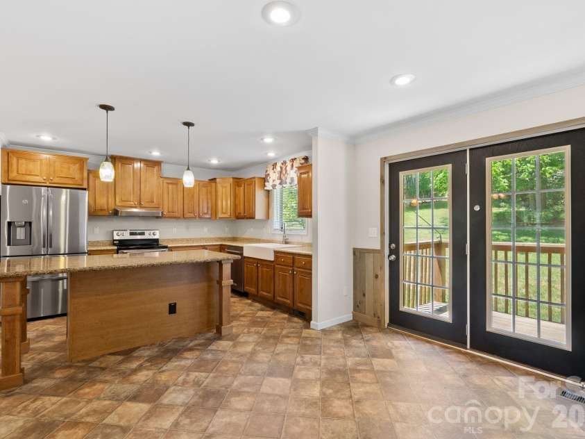 40 New Elijah Way, Fletcher, NC 28732.  MLS# CAR4384158, YatesRealty ID 25305. Open living/dining/kitchen 