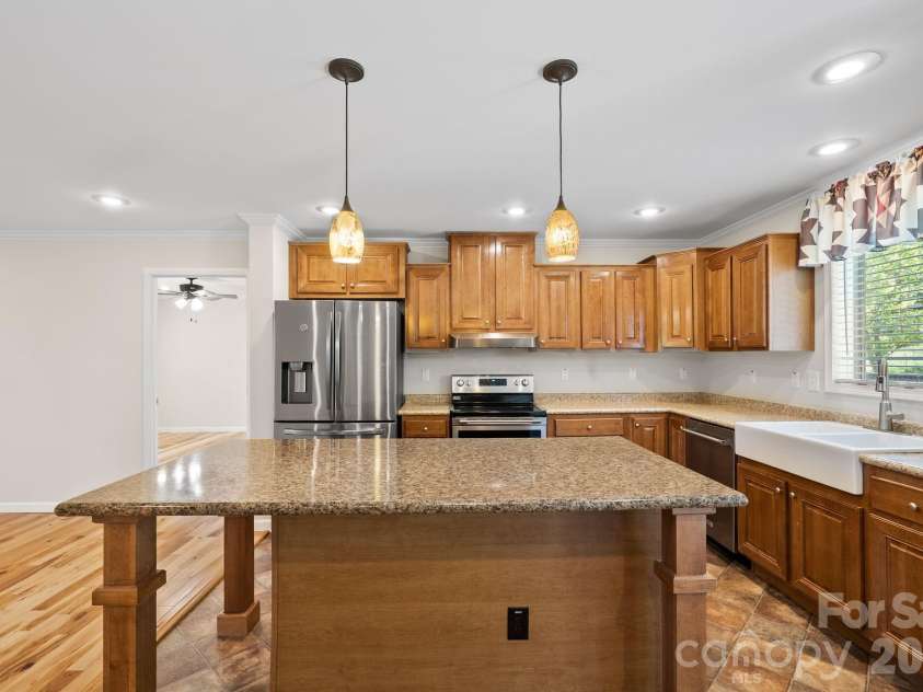 40 New Elijah Way, Fletcher, NC 28732.  MLS# CAR4384158, YatesRealty ID 25305. Open living/dining/kitchen 