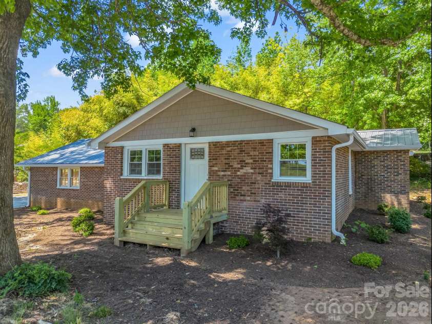 5923 Highway 14 Highway, Landrum, SC 29356.  MLS# CAR4386371, YatesRealty ID 25306. 