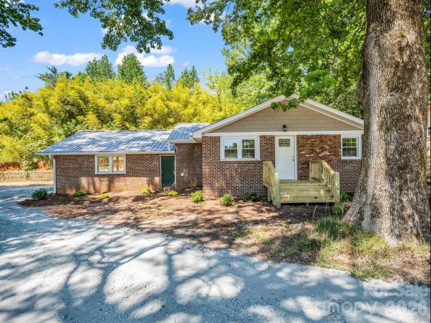 5923 Highway 14 Highway, Landrum, SC 29356.  MLS# CAR4386371, YatesRealty ID 25306. 