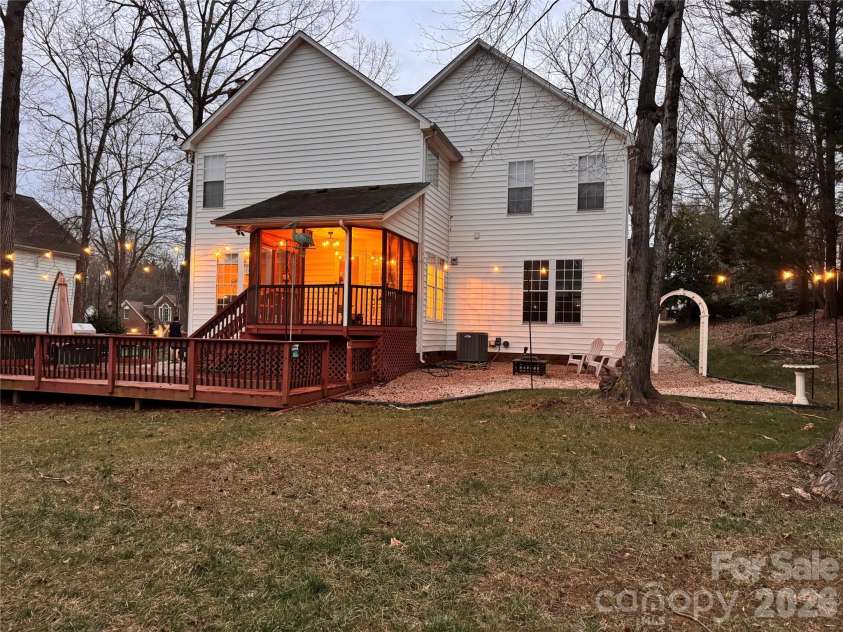 9027 Tayside Court, Huntersville, NC 28078.  MLS# CAR4349229, YatesRealty ID 25309. Evening Look