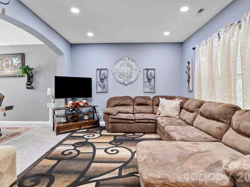 9806 Back Acre Drive, Charlotte, NC 28213.  MLS# CAR4382995, YatesRealty ID 25310. 