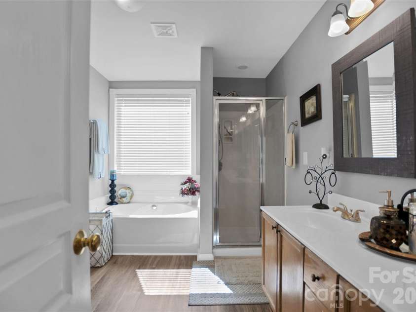9806 Back Acre Drive, Charlotte, NC 28213.  MLS# CAR4382995, YatesRealty ID 25310. 