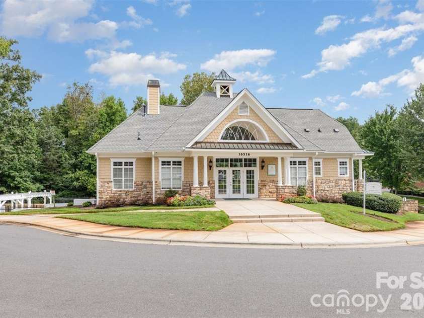 9806 Back Acre Drive, Charlotte, NC 28213.  MLS# CAR4382995, YatesRealty ID 25310. 