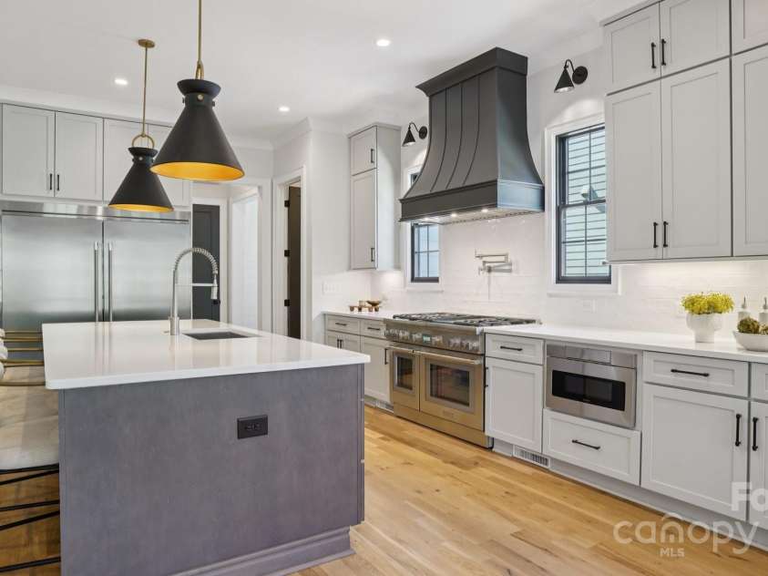 705 Mcalway Road, Charlotte, NC 28211.  MLS# CAR4308557, YatesRealty ID 25313. 