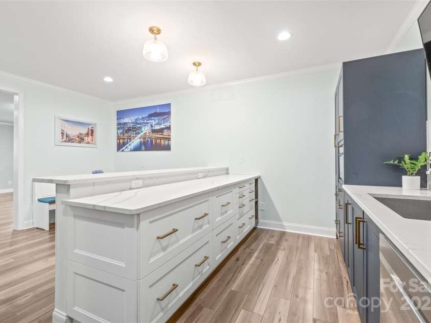 6320 Tilley Way, Matthews, NC 28105.  MLS# CAR4274022, YatesRealty ID 25314. Convenient drawers and pull-outs add effortless storage and streamline meal prep for everyday living.