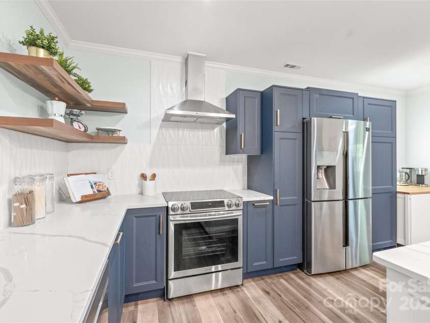 6320 Tilley Way, Matthews, NC 28105.  MLS# CAR4274022, YatesRealty ID 25314. Whether you're entertaining, housing guests, or planning long-term stays, this full second kitchen in the basement adds flexibility and function.