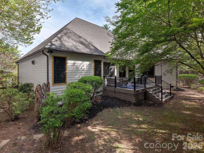 86 Oak Hollow Drive, Asheville, NC 28805.  MLS# CAR4341516, YatesRealty ID 25316. 