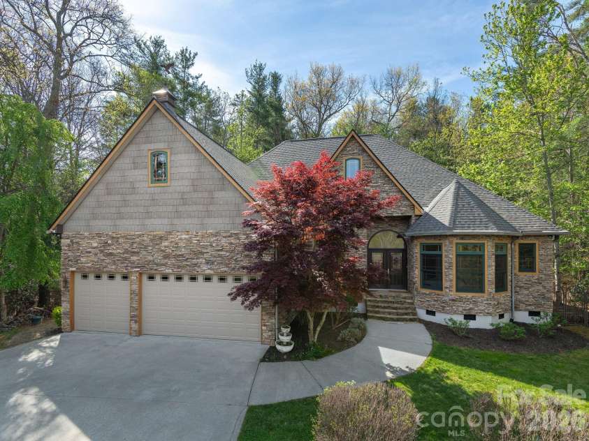 86 Oak Hollow Drive, Asheville, NC 28805.  MLS# CAR4341516, YatesRealty ID 25316. 