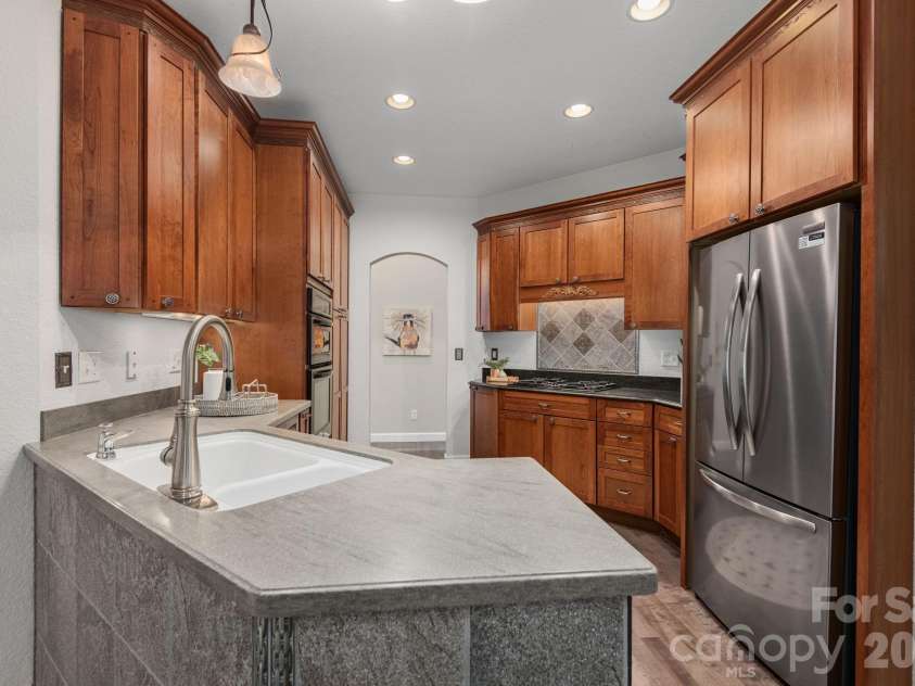 86 Oak Hollow Drive, Asheville, NC 28805.  MLS# CAR4341516, YatesRealty ID 25316. Dream Kitchen Perfect for Entertaining