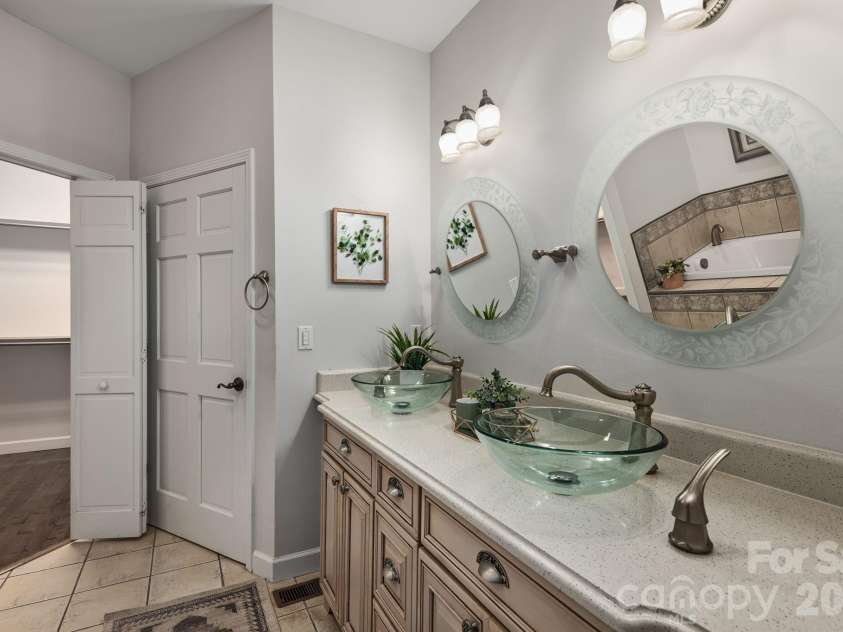 86 Oak Hollow Drive, Asheville, NC 28805.  MLS# CAR4341516, YatesRealty ID 25316. Spacious Primary Bath