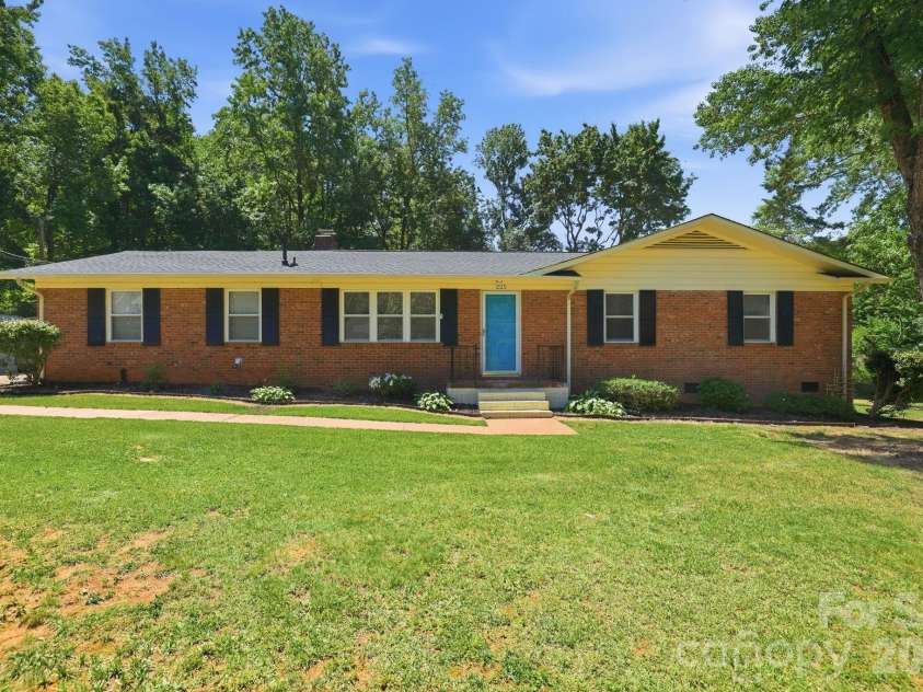 225 Middleton Avenue, Matthews, NC 28104.  MLS# CAR4379594, YatesRealty ID 25317. 