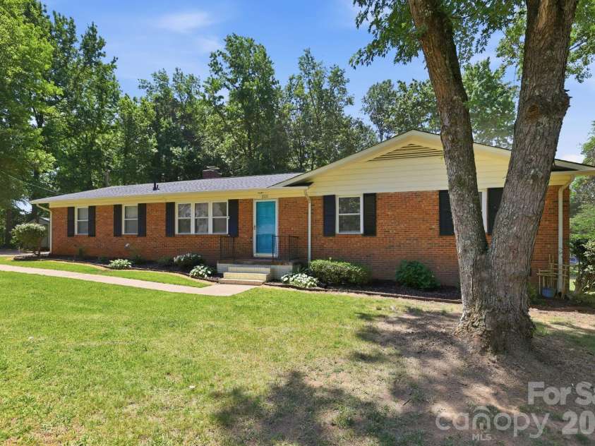 225 Middleton Avenue, Matthews, NC 28104.  MLS# CAR4379594, YatesRealty ID 25317. 