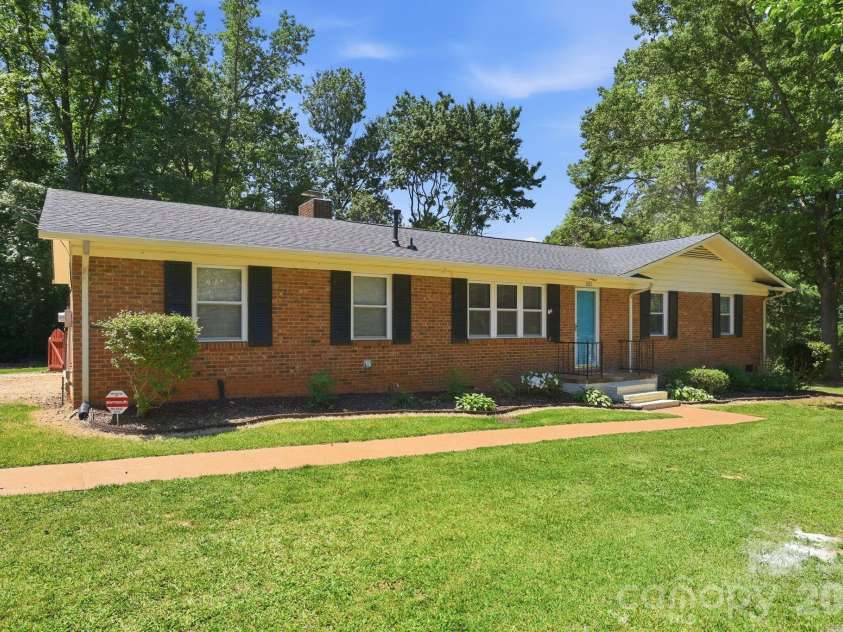 225 Middleton Avenue, Matthews, NC 28104.  MLS# CAR4379594, YatesRealty ID 25317. 