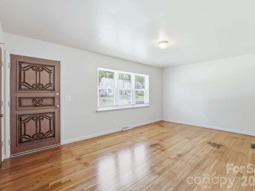 225 Middleton Avenue, Matthews, NC 28104.  MLS# CAR4379594, YatesRealty ID 25317. 
