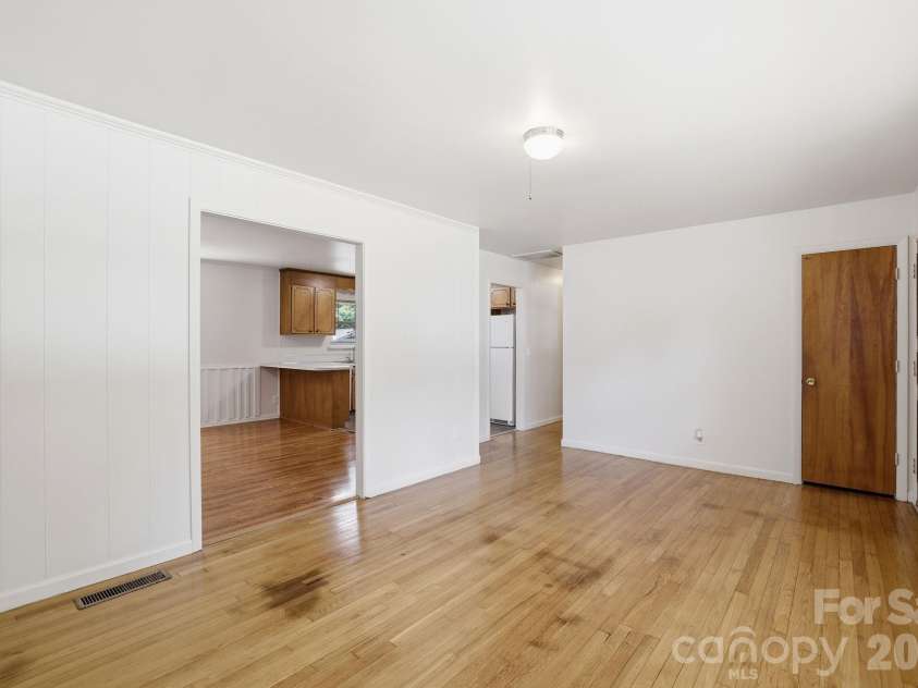 225 Middleton Avenue, Matthews, NC 28104.  MLS# CAR4379594, YatesRealty ID 25317. 