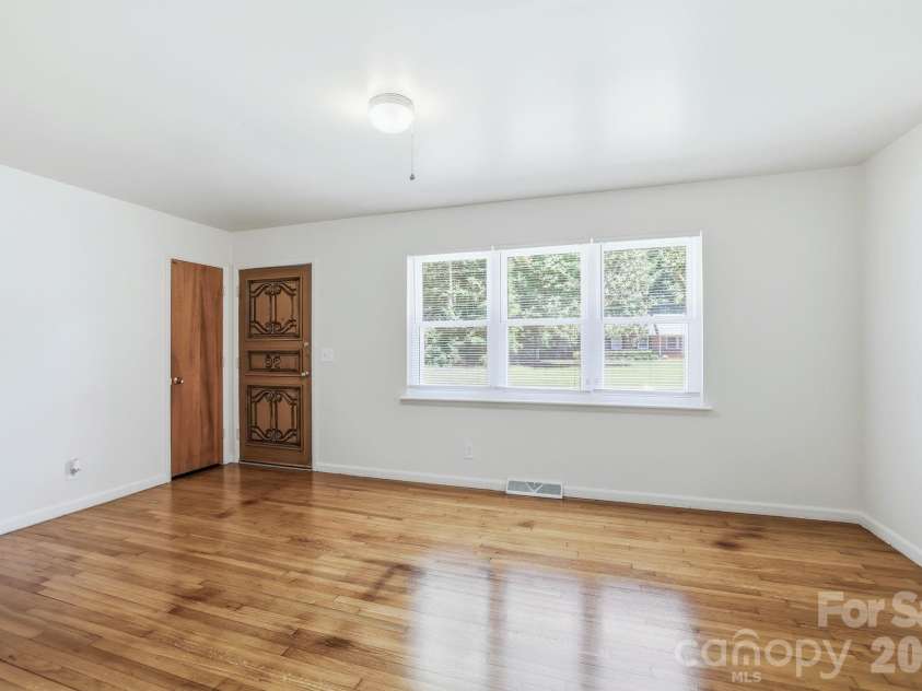 225 Middleton Avenue, Matthews, NC 28104.  MLS# CAR4379594, YatesRealty ID 25317. 