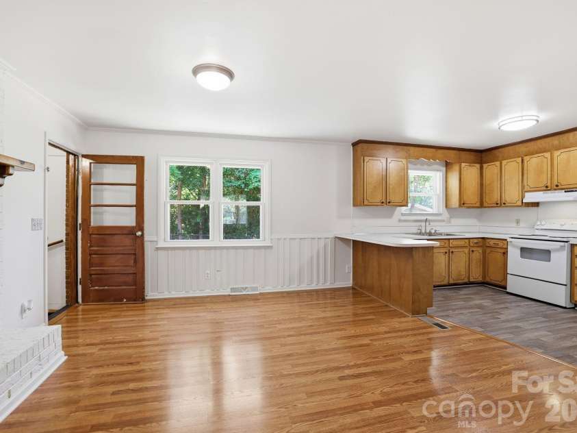 225 Middleton Avenue, Matthews, NC 28104.  MLS# CAR4379594, YatesRealty ID 25317. 