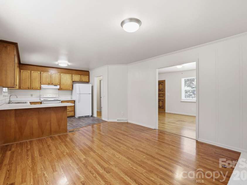225 Middleton Avenue, Matthews, NC 28104.  MLS# CAR4379594, YatesRealty ID 25317. 