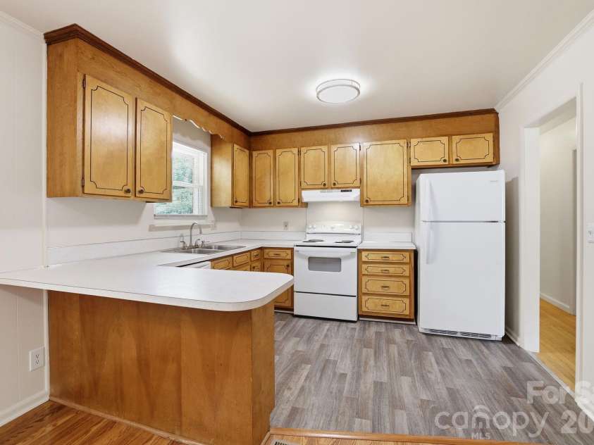 225 Middleton Avenue, Matthews, NC 28104.  MLS# CAR4379594, YatesRealty ID 25317. 
