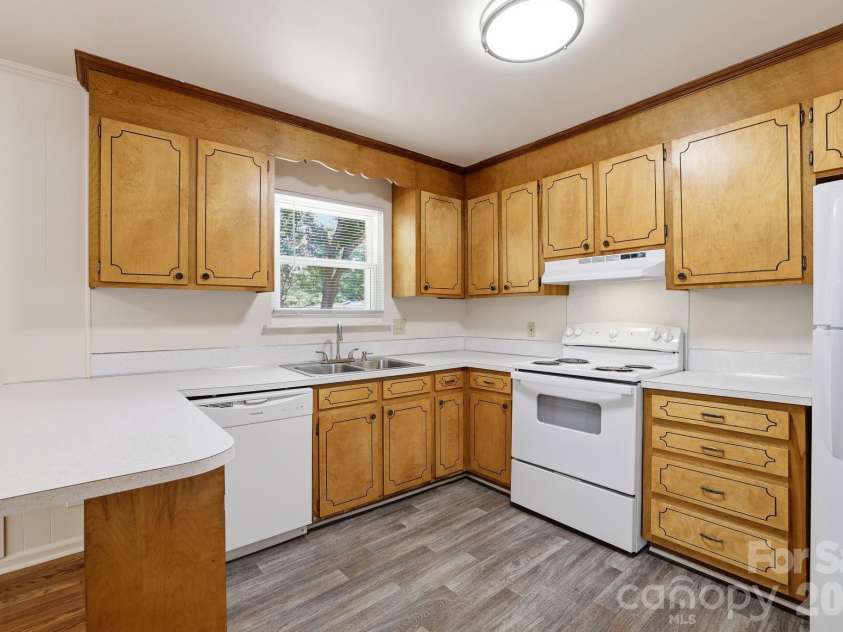 225 Middleton Avenue, Matthews, NC 28104.  MLS# CAR4379594, YatesRealty ID 25317. 