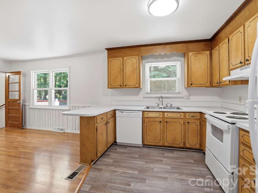 225 Middleton Avenue, Matthews, NC 28104.  MLS# CAR4379594, YatesRealty ID 25317. 