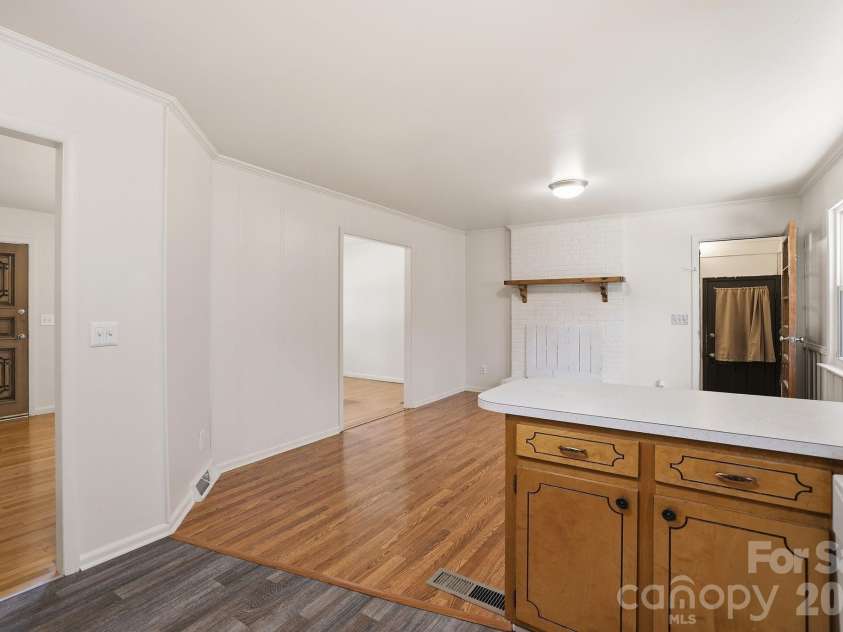 225 Middleton Avenue, Matthews, NC 28104.  MLS# CAR4379594, YatesRealty ID 25317. 
