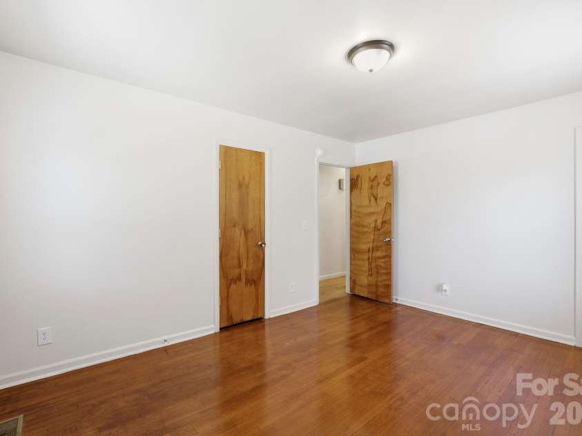 225 Middleton Avenue, Matthews, NC 28104.  MLS# CAR4379594, YatesRealty ID 25317. 