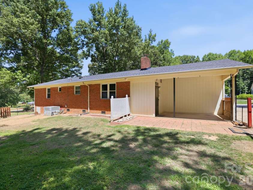 225 Middleton Avenue, Matthews, NC 28104.  MLS# CAR4379594, YatesRealty ID 25317. 