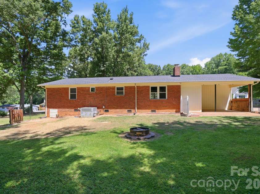 225 Middleton Avenue, Matthews, NC 28104.  MLS# CAR4379594, YatesRealty ID 25317. 