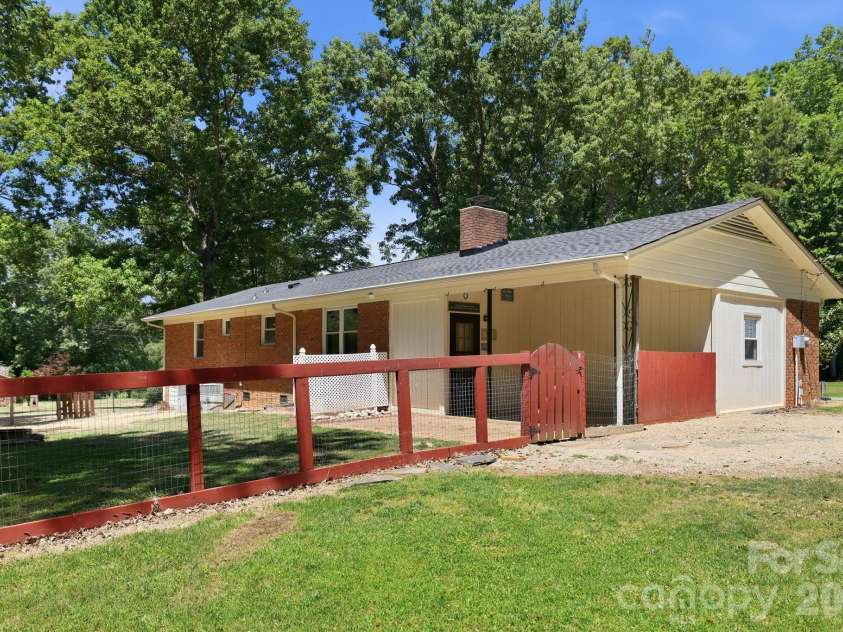 225 Middleton Avenue, Matthews, NC 28104.  MLS# CAR4379594, YatesRealty ID 25317. 