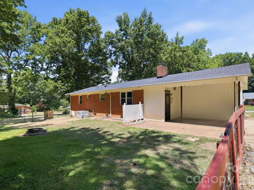 225 Middleton Avenue, Matthews, NC 28104.  MLS# CAR4379594, YatesRealty ID 25317. 