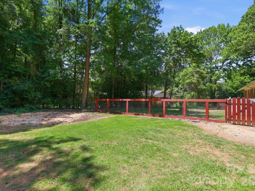 225 Middleton Avenue, Matthews, NC 28104.  MLS# CAR4379594, YatesRealty ID 25317. 