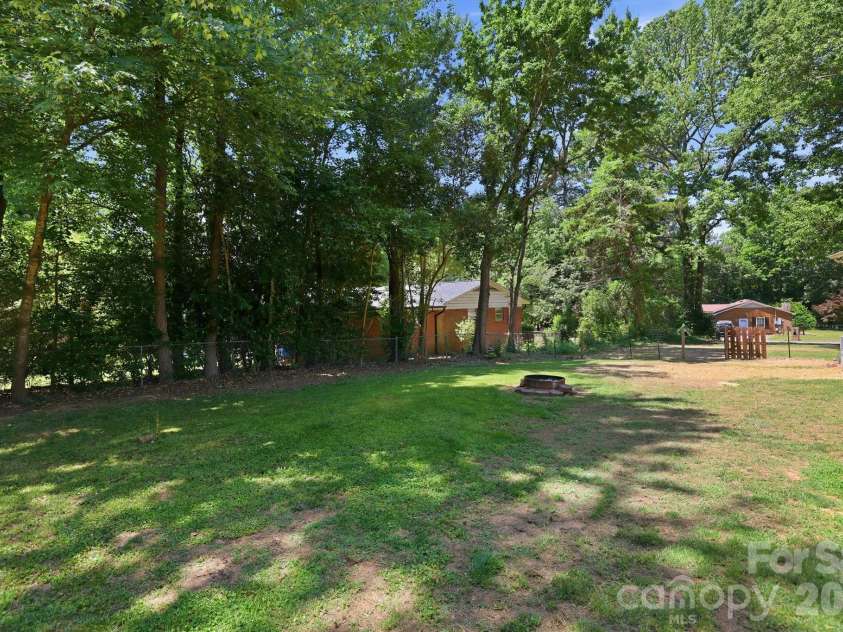 225 Middleton Avenue, Matthews, NC 28104.  MLS# CAR4379594, YatesRealty ID 25317. 