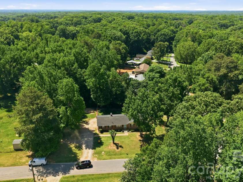 225 Middleton Avenue, Matthews, NC 28104.  MLS# CAR4379594, YatesRealty ID 25317. 