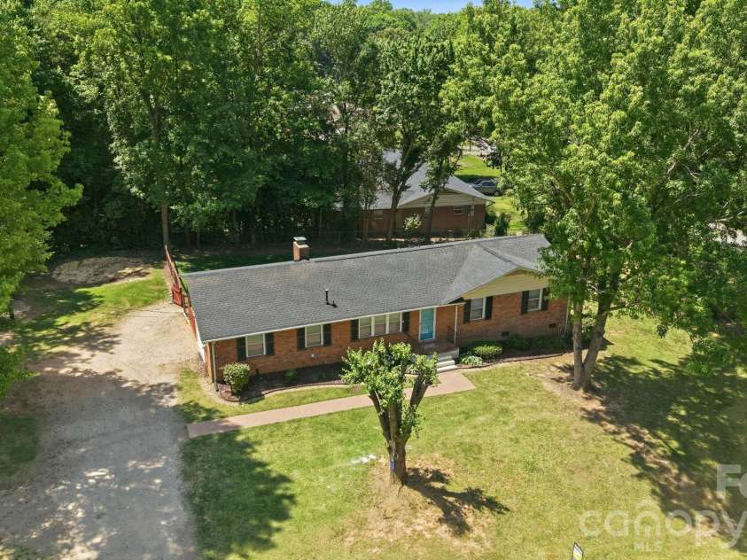 225 Middleton Avenue, Matthews, NC 28104.  MLS# CAR4379594, YatesRealty ID 25317. 