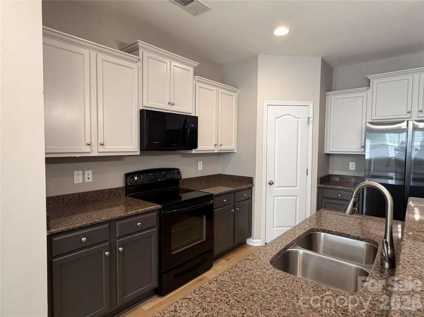 9974 Evergreen Terrace Drive, Charlotte, NC 28277.  MLS# CAR4385643, YatesRealty ID 25322. 