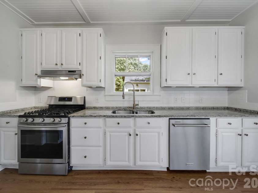 1638 Longfellow Street, Charlotte, NC 28205.  MLS# CAR4341003, YatesRealty ID 25325. 