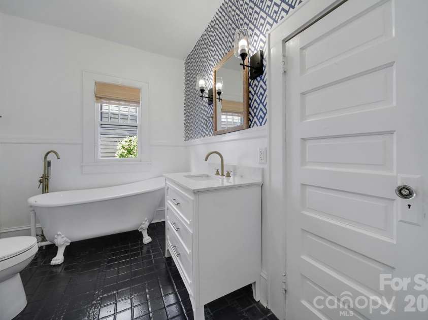 1638 Longfellow Street, Charlotte, NC 28205.  MLS# CAR4341003, YatesRealty ID 25325. 