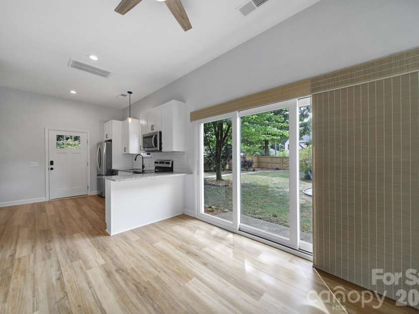 1638 Longfellow Street, Charlotte, NC 28205.  MLS# CAR4341003, YatesRealty ID 25325. 